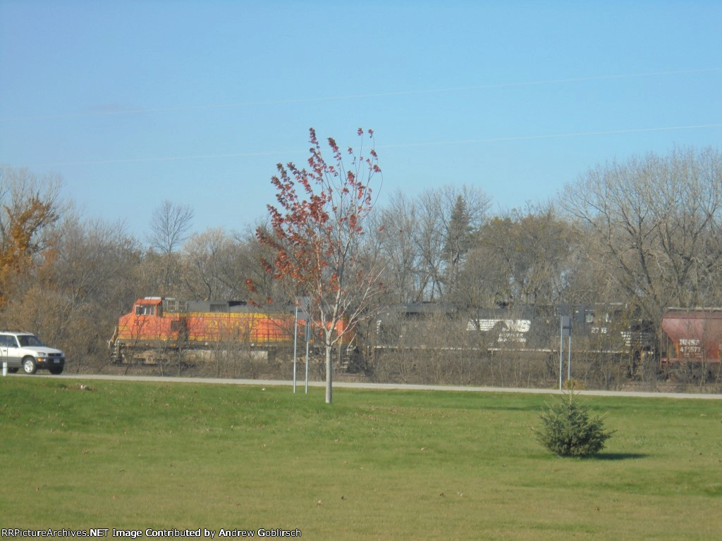 NS 2735 + BNSF 5072